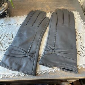 JD Williams gray leather gloves women’s medium new